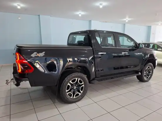 TOYOTA-HILUX-2.8 D-4D TURBO DIESEL CD SRX 4X4 AUTOMÁTICO TOYOTA-HILUX-2023