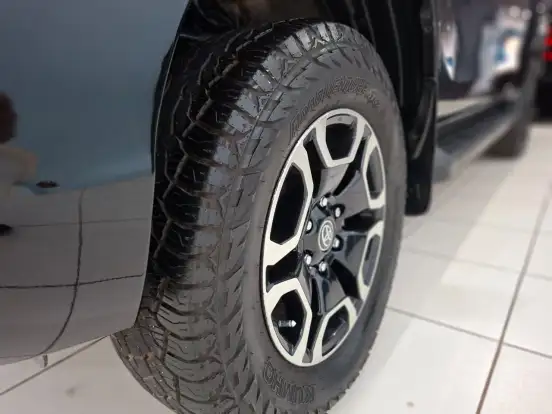 TOYOTA-HILUX-2.8 D-4D TURBO DIESEL CD SRX 4X4 AUTOMÁTICO TOYOTA-HILUX-2023