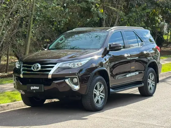 TOYOTA HILUX SW4 2.7 SRV 7 LUGARES 4X2 16V FLEX 4P AUTOMÁTICO TOYOTA HILUX SW4 2.7 SRV 7 LUGARES 4X2 16V FLEX 4P AUTOMÁTICO
