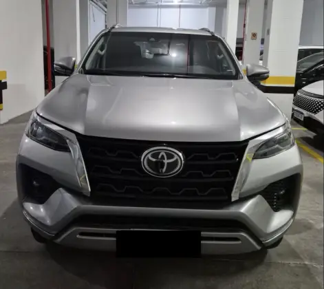 TOYOTA HILUX SW4 2.8 D-4D TURBO DIESEL SRX 7L 4X4 AUTOMÁTICO TOYOTA HILUX SW4 2.8 D-4D TURBO DIESEL SRX 7L 4X4 AUTOMÁTICO