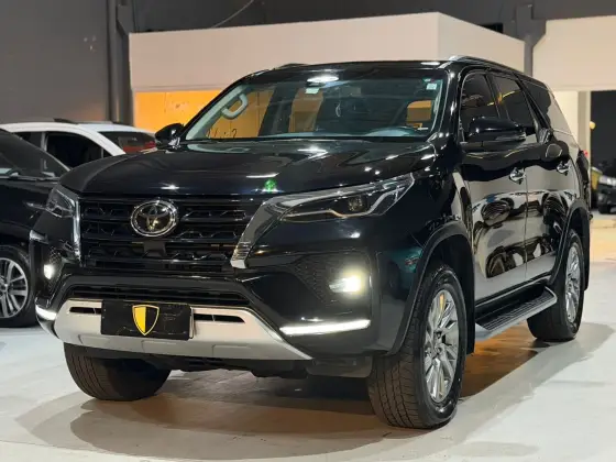 TOYOTA HILUX SW4 2.8 D-4D TURBO DIESEL SRX 7L 4X4 AUTOMÁTICO TOYOTA HILUX SW4 2.8 D-4D TURBO DIESEL SRX 7L 4X4 AUTOMÁTICO