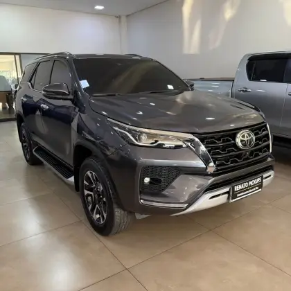 TOYOTA HILUX SW4 2.8 D-4D TURBO DIESEL SRX 7L 4X4 AUTOMÁTICO TOYOTA HILUX SW4 2.8 D-4D TURBO DIESEL SRX 7L 4X4 AUTOMÁTICO