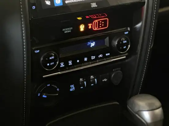 TOYOTA-HILUX SW4-2025