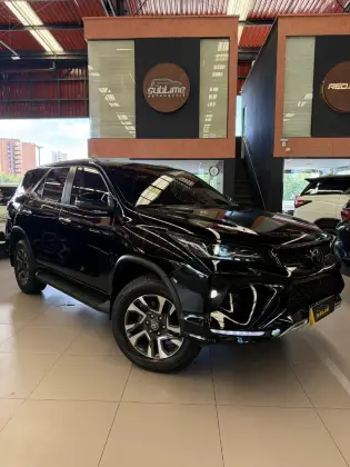 TOYOTA HILUX SW4 2.8 D-4D TURBO DIESEL SRX PLATINUM 7L 4X4 AUTOMÁTICO TOYOTA HILUX SW4 2.8 D-4D TURBO DIESEL SRX PLATINUM 7L 4X4 AUTOMÁTICO