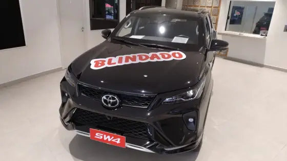 TOYOTA HILUX SW4 2.8 D-4D TURBO DIESEL SRX PLATINUM 7L 4X4 AUTOMÁTICO TOYOTA HILUX SW4 2.8 D-4D TURBO DIESEL SRX PLATINUM 7L 4X4 AUTOMÁTICO