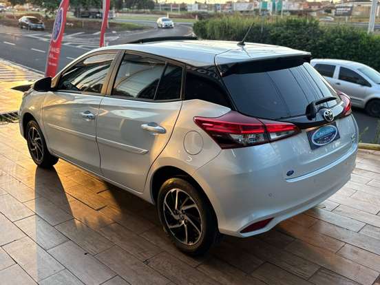 TOYOTA-YARIS-2024