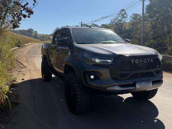 TOYOTA-HILUX-2.8 D-4D TURBO DIESEL CD GR-S 4X4 AUTOMÁTICO TOYOTA-HILUX-2024