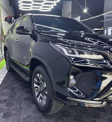 TOYOTA HILUX SW4 2.8 D-4D TURBO DIESEL DIAMOND 7L 4X4 AUTOMÁTICO