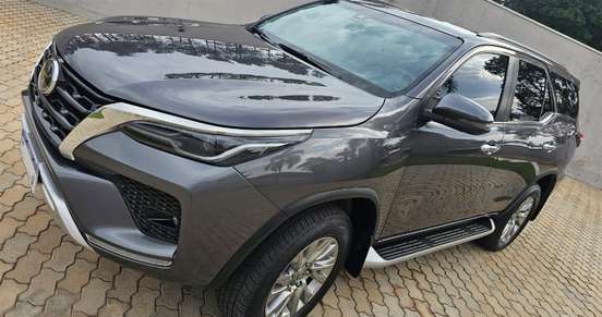 TOYOTA-HILUX SW4-2023
