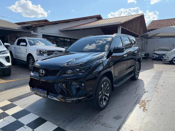 TOYOTA HILUX SW4 2.8 D-4D TURBO DIESEL SRX PLATINUM 7L 4X4 AUTOMÁTICO