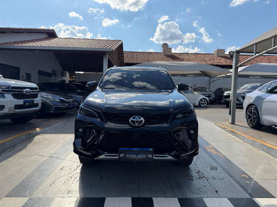 TOYOTA-HILUX SW4-2024