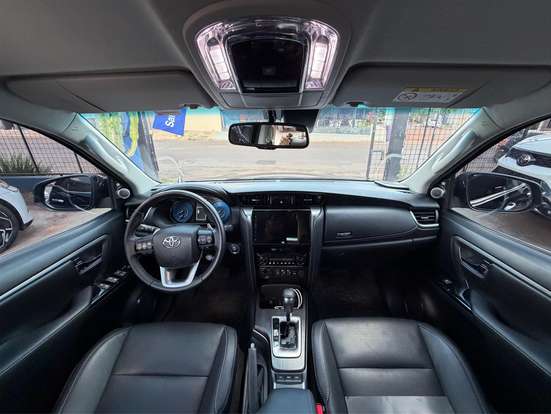 TOYOTA-HILUX SW4-2024