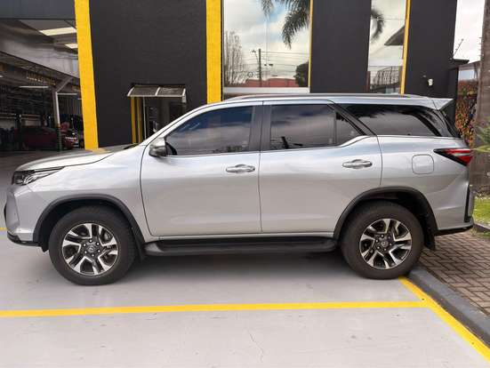 TOYOTA-HILUX SW4-2024
