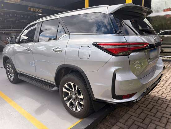 TOYOTA-HILUX SW4-2024