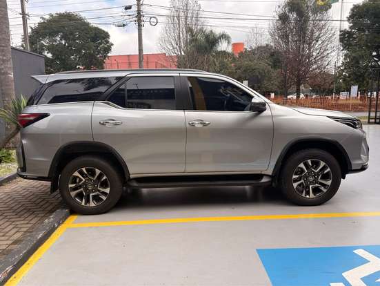 TOYOTA-HILUX SW4-2024