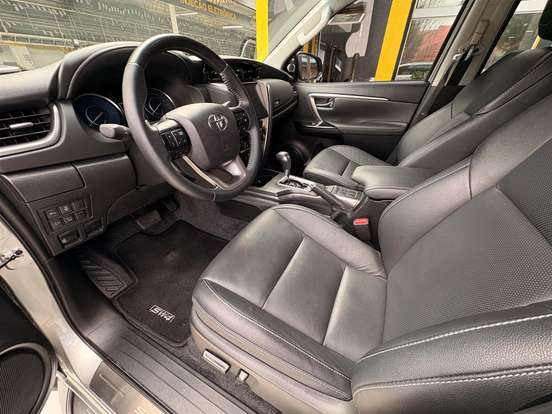 TOYOTA-HILUX SW4-2.8 D-4D TURBO DIESEL SRX PLATINUM 7L 4X4 AUTOMÁTICO TOYOTA-HILUX SW4-2024