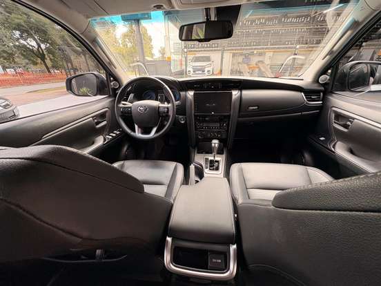TOYOTA-HILUX SW4-2024
