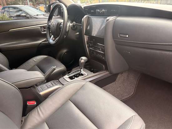 TOYOTA-HILUX SW4-2024