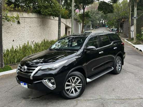 TOYOTA-HILUX SW4-2.8 SRX 4X4 7 LUGARES 16V TURBO INTERCOOLER DIESEL 4P AUTOMÁTICO TOYOTA-HILUX SW4-2017