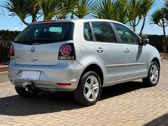 VOLKSWAGEN-POLO-2011