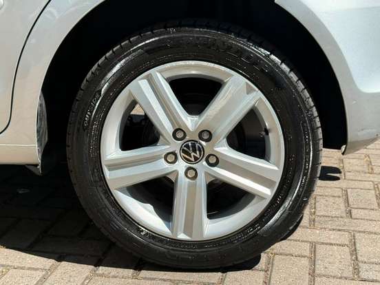 VOLKSWAGEN-POLO-2011