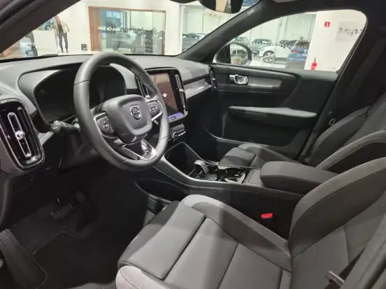 VOLVO-EX40-2026