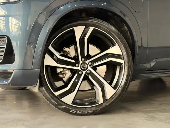 VOLVO-XC90-2023