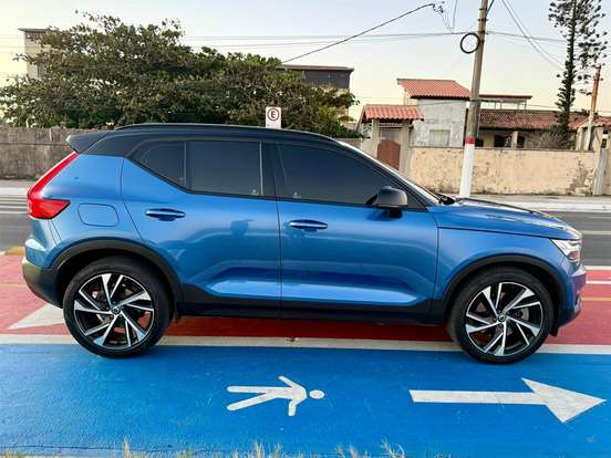 VOLVO-XC40-2020