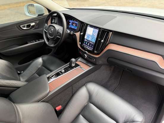 VOLVO-XC60-2023