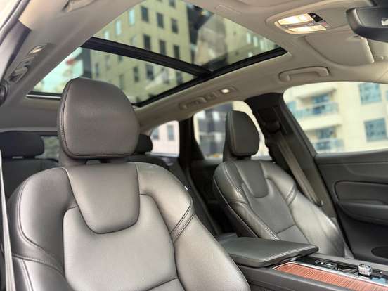 VOLVO-XC60-2023