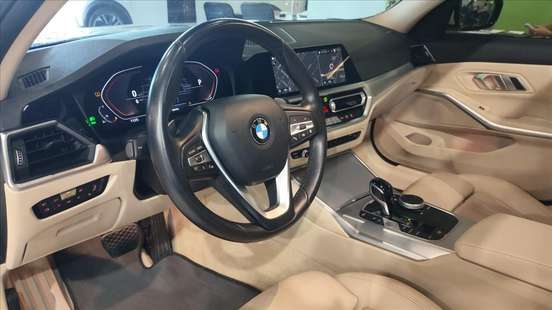 BMW-320i-2021