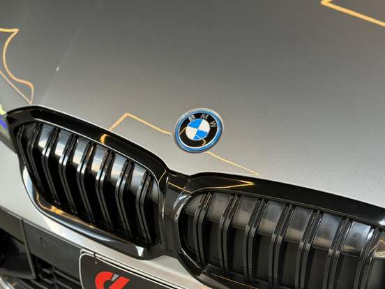 BMW-330e-2023