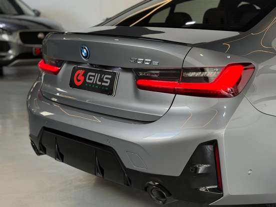 BMW-330e-2023
