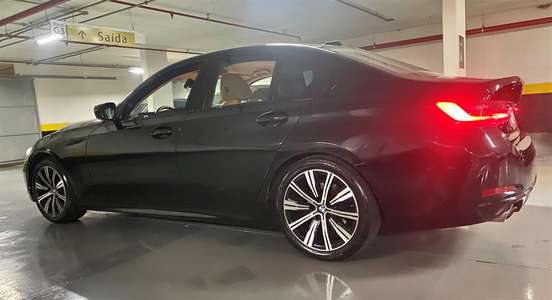 BMW-320i-2023