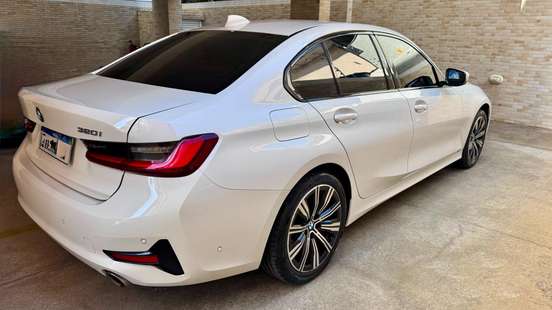 BMW-320i-2022