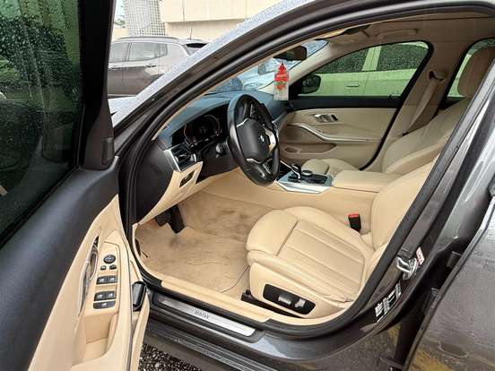 BMW-320i-2022