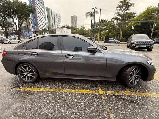 BMW-320i-2022