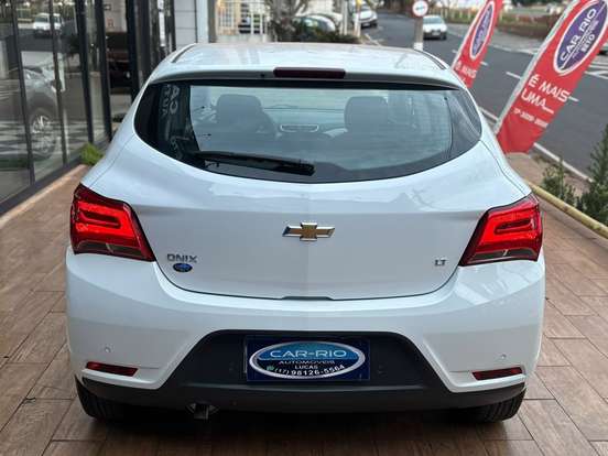 CHEVROLET-ONIX-2018