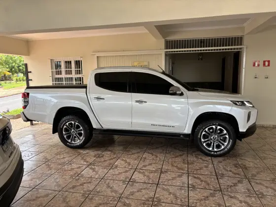MITSUBISHI L200 TRITON 2.4 16V TURBO DIESEL SPORT HPE-S CD 4P 4X4 AUTOMÁTICO MITSUBISHI L200 TRITON 2.4 16V TURBO DIESEL SPORT HPE-S CD 4P 4X4 AUTOMÁTICO