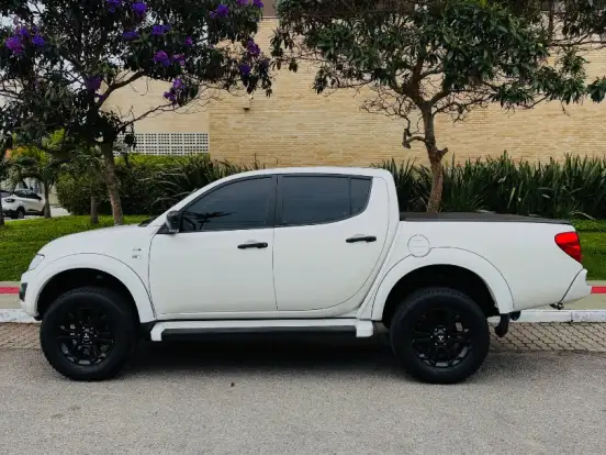 MITSUBISHI-L200 TRITON-2.4 HLS 4X2 CD 16V FLEX 4P MANUAL MITSUBISHI-L200 TRITON-2013