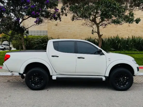 MITSUBISHI-L200 TRITON-2.4 HLS 4X2 CD 16V FLEX 4P MANUAL MITSUBISHI-L200 TRITON-2013