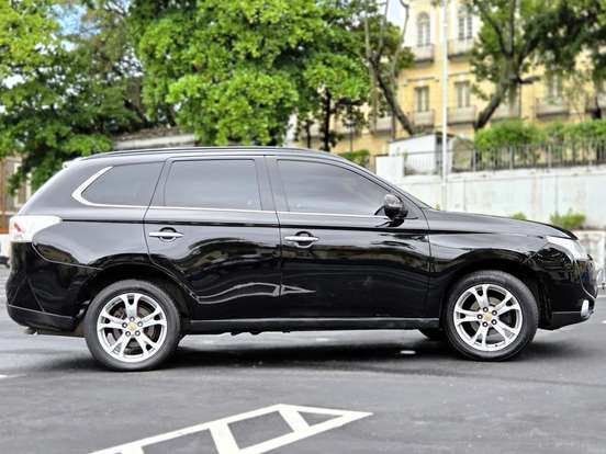 MITSUBISHI-OUTLANDER-2013