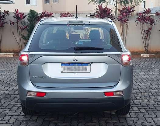MITSUBISHI-OUTLANDER-2013