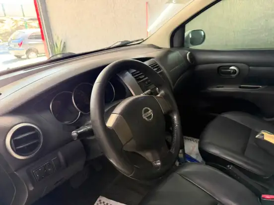 NISSAN-LIVINA-1.8 SL 16V FLEX 4P AUTOMÁTICO NISSAN-LIVINA-2011