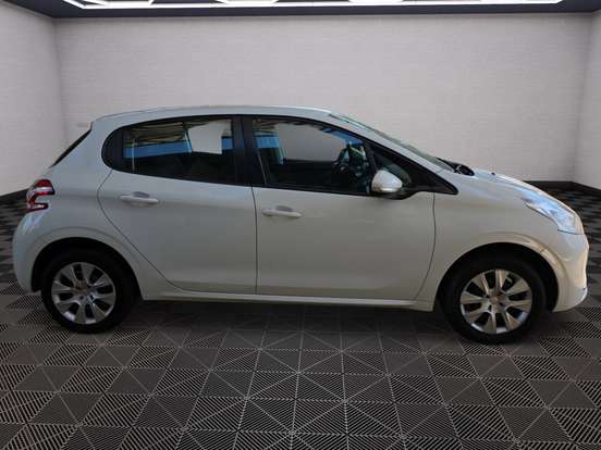 PEUGEOT-208-2015
