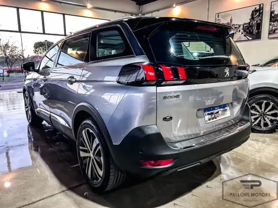 PEUGEOT-5008-2018