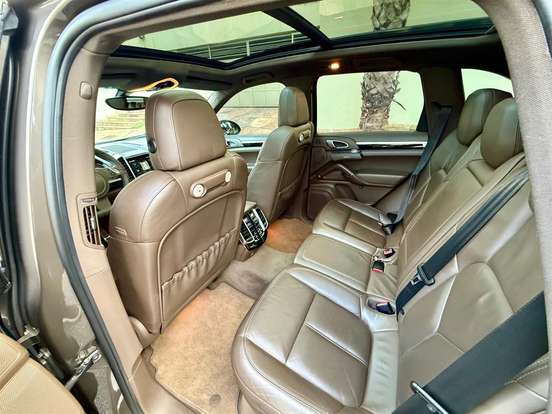 PORSCHE-CAYENNE-2011