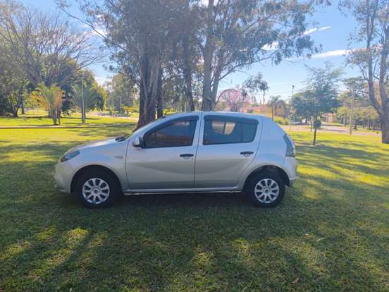 RENAULT-SANDERO-2013
