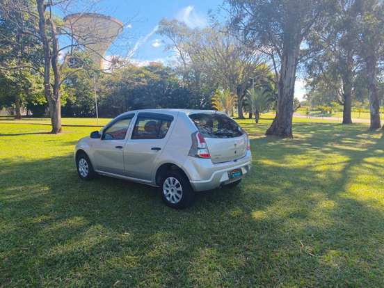 RENAULT-SANDERO-2013