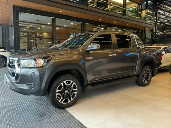 TOYOTA HILUX 2.8 D-4D TURBO DIESEL CD SRV 4X4 AUTOMÁTICO TOYOTA HILUX 2.8 D-4D TURBO DIESEL CD SRV 4X4 AUTOMÁTICO